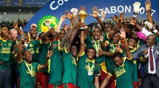 国家第一中学！骑士库奇成为军队中的刺客，带领 EDward Gaming 的中路选手。 Bilibili Gaming 轻松赢得了第一局